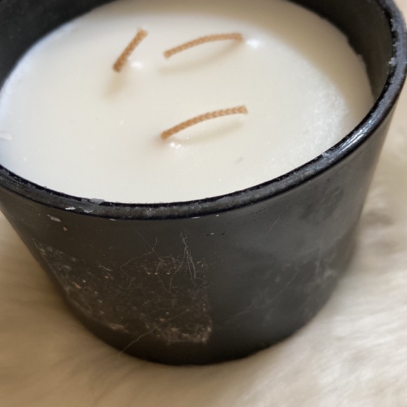 3 wick candle never used - Picture 5 of 5